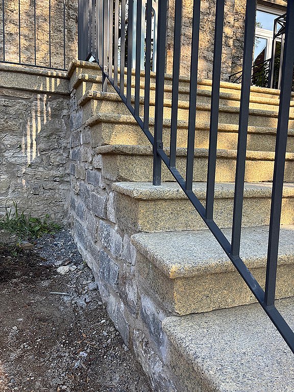 Detailaufnahme von Stufen einer Granittreppe Detailaufnahme von Stufen einer Granittreppe
