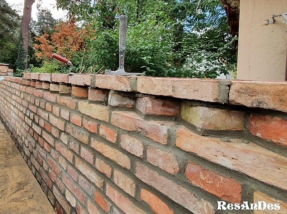 Rustikale Ziegelsteine als Mauerelement