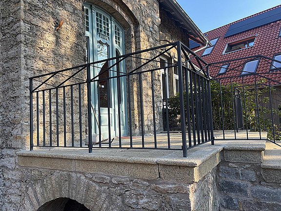 Treppenpodest an repräsentativer Granittreppe an historischem Altbau Treppenpodest an repräsentativer Granittreppe an historischem Altbau