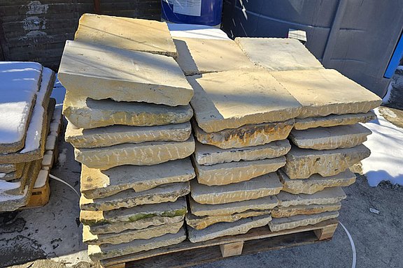 gestapelte gelbe Sandsteinplatten