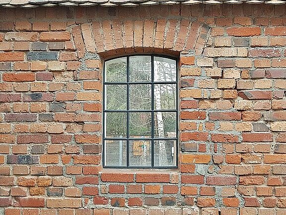 Altes Gussfenster Gussfenster in einer Mauer