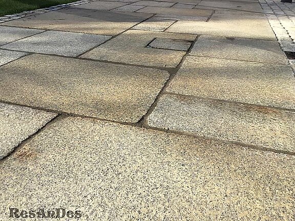 Braune Granitplatten im Römischen Verband Braune Granitplatten im Römischen Verband verlegt