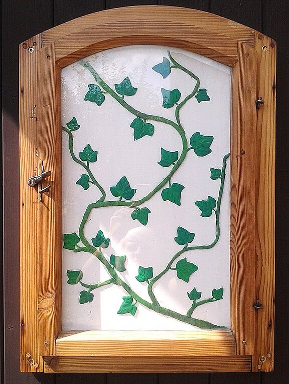 Altholzfenster mit 3D Blumenranke Restaurieretes Altholzfenster