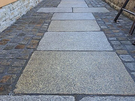 Gredplatten aus Granit als Gartenweg mit Natursteinpflaster