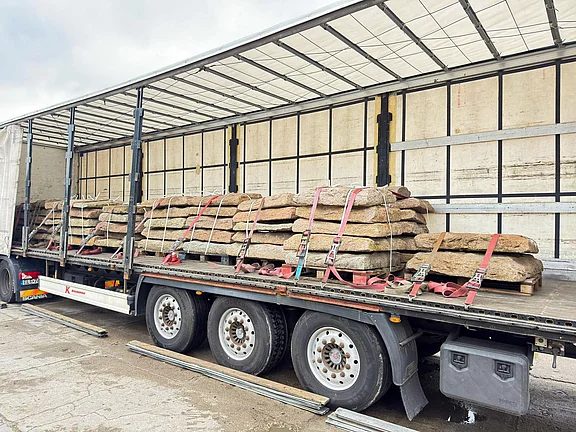 Alte Granitplatten auf Lkw verladen für Transport und Lieferung