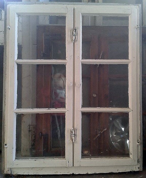 altes Fenster im Bergezustand altes Fenster, weiß gestrichen