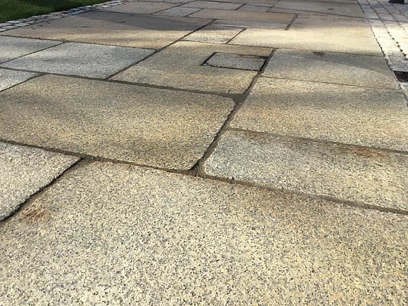 Großformatige Granitplatten als robuster Terrassenbelag