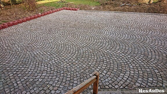 Terrasse mit reihenfähigem Kleinsteinpflaster Terrasse mit altem Kleinsteinpflaster