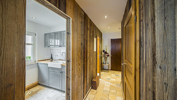 Mit Altholz exclusive Wohn - und Schlafräume schaffen Mit Altholz exclusive Wohn - und Schlafräume schaffen