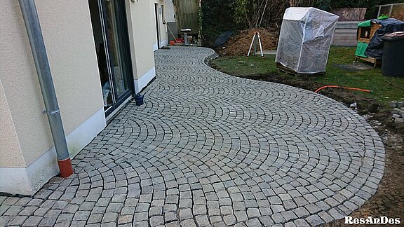 Terrasse mit Fischschuppen Pflaster Terrasse mit Fischschuppen Pflastersteinen