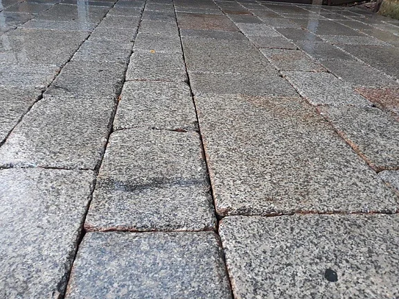 Verlegte Granitplatten mit natürlicher Oberfläche und breiten Fugen