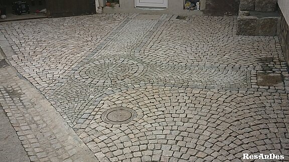 Hofeinfahrt mit altem Granitpflaster Hofeinfahrt mit gebrauchtem Granitpflaster