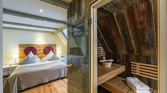 Sauna mit Altholz im Bergezustand Sauna mit Altholzverkleidung im Rohzustand