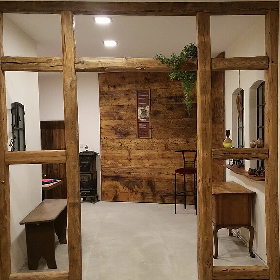 Raumtrenner mit Altholzbalken