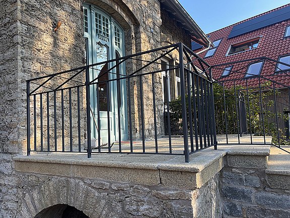 Treppenpodest an repräsentativer Granittreppe an historischem Altbau Treppenpodest an repräsentativer Granittreppe an historischem Altbau
