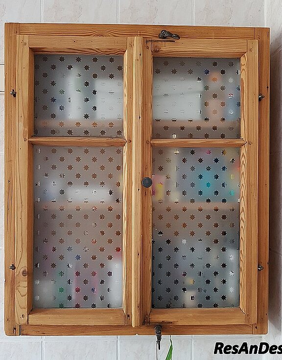 Badschrank aus Altholzfenster Fensterschrank