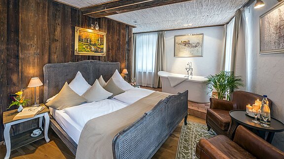 Hotelzimmer mit Altholzverkleidung Hotelzimmer mit Altholz Wandverkleidung
