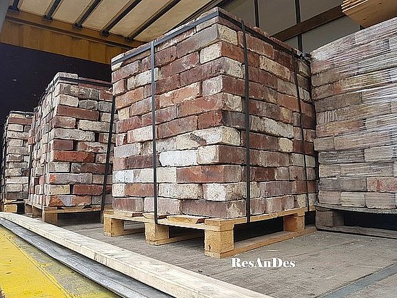 Dunkel Braun / Rot farbende Ziegelsteine alte Mauersteine