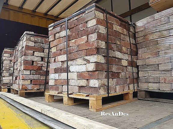 Dunkel Braun / Rot farbende Ziegelsteine alte Mauersteine