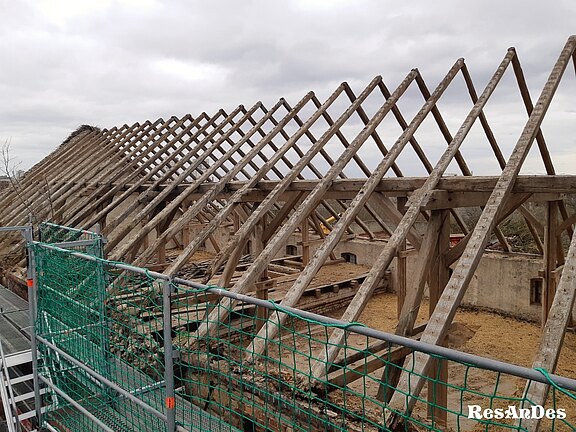 Abriss eines alten Dachstuhls zur Wiederverwendung von Altholzbalken