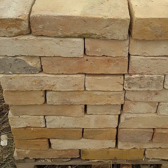 Alte Ziegelsteine auf Palette kaufen Alte Ziegelsteine auf Palette kaufen