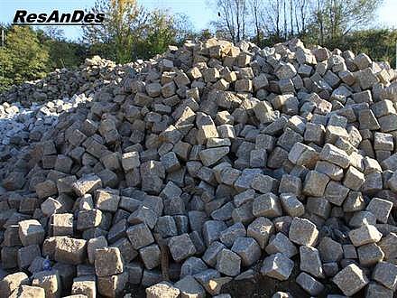 Abgefahrenes Großsteinpflaster Abgefahrenes altes Großsteinpflaster