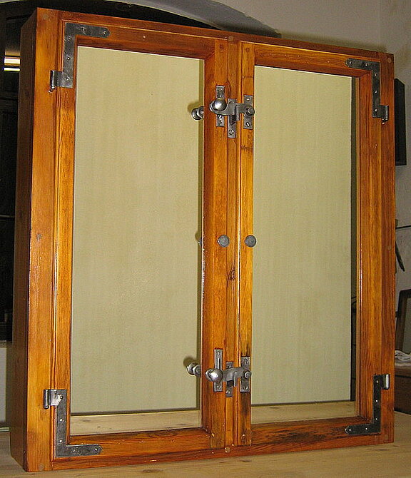 Historischer Spiegelschrank Badschrank aus altem Fenster