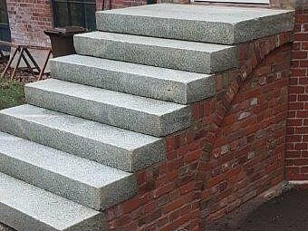 Aus Granitbloecken gefertigte Treppe zum Hauseingang