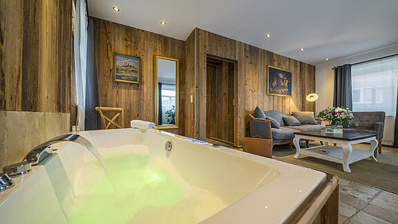 Mit Altholz exclusive Wohn - und Schlafräume schaffen Mit Altholz exclusive Wohn - und Schlafräume schaffen