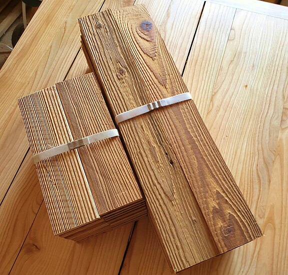 Echtholzriemchen aus Altholz Brettern Echtholz Wandverblender