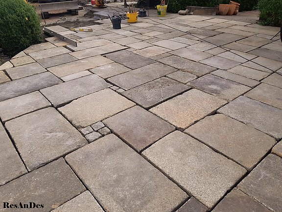 Graue Granitplatten im Römischen Verband Graue Granitplatten im Römischen Verband verlegt