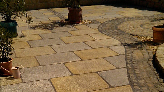 Terrassengestaltung mit Grauen und Braunen Granitplatten Terrasse mit Grauen und Braunen Granitplatten