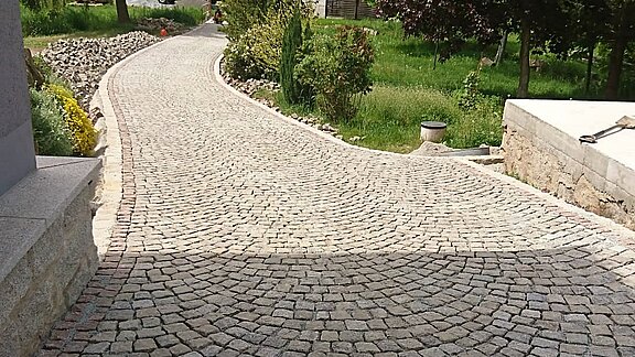 Gartenweg mit altem Kleinsteinpflaster Gartenweg mit antikem Kleinsteinpflaster