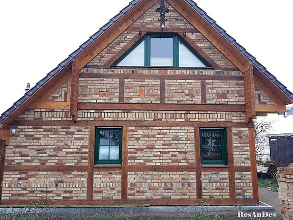 Einfamilienhaus mit Fassade aus alten Klosterziegeln Einfamilienhaus mit Fassade aus alten Klosterformaten
