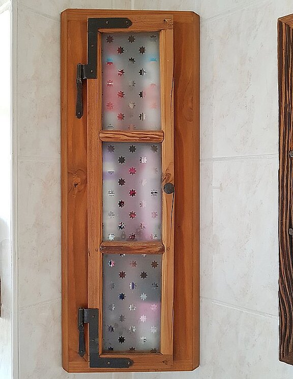 Eckschränkchen aus Altholzfensterflügel Gewürzschrank aus alten Fenster