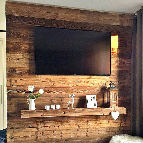 TV Rueckwand mit Altholzbrettern TV Rueckwand mit alten Holzbrettern